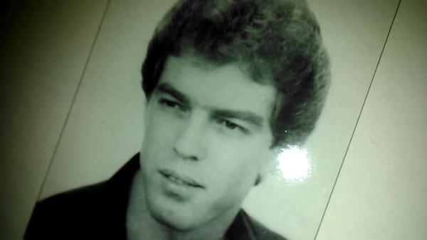 Αυτός ήταν ο τραγουδιστής Βασίλης Καλούσης που έπεσε στις ράγες του ηλεκτρικου (βίντεο)