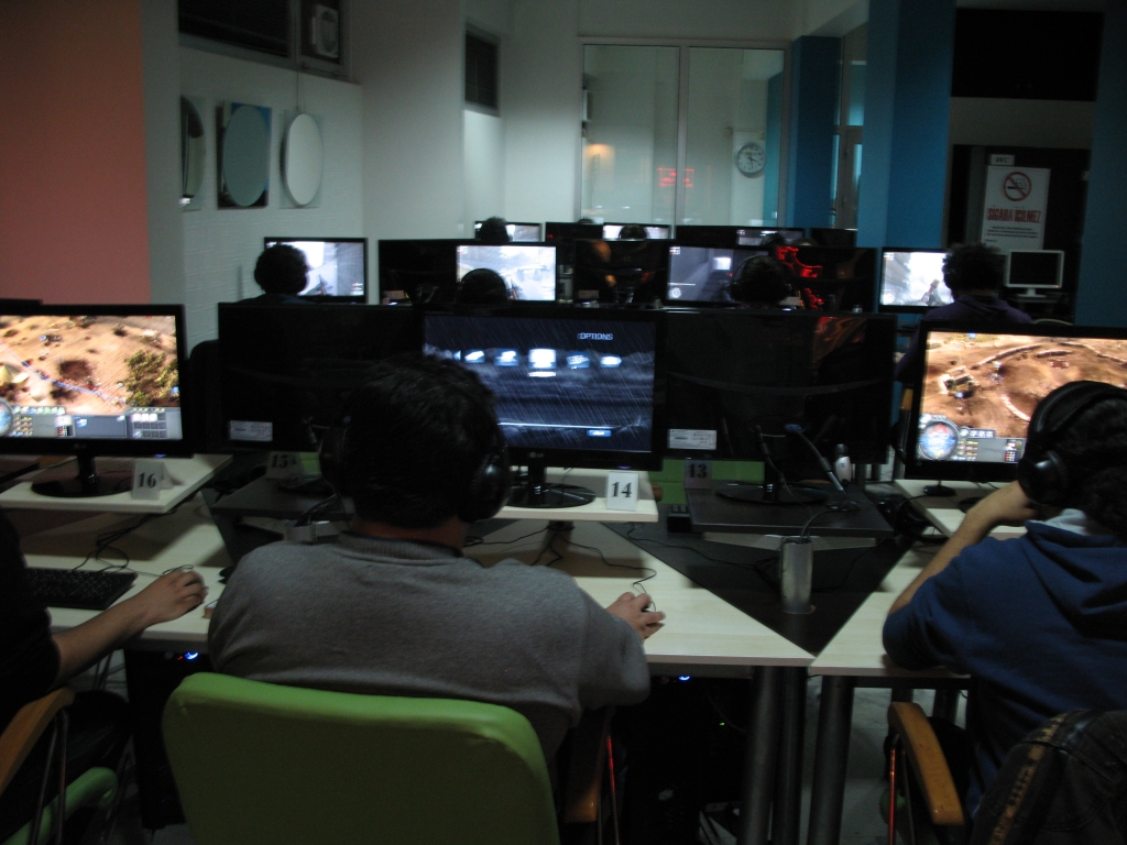 Ταραχή στο Βόλο: Αμόκ 17χρονου μέσα σε ίντερνετ καφέ – Έπαθε κρίση και άρχισε να παραμιλά…