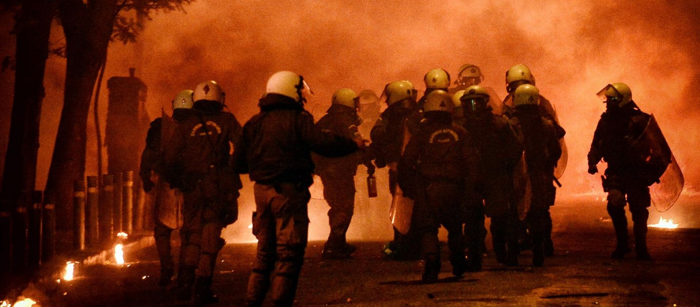 Εξάρχεια: Διπλή επίθεση με βόμβες μολότοφ εναντίον διμοιριών των ΜΑΤ