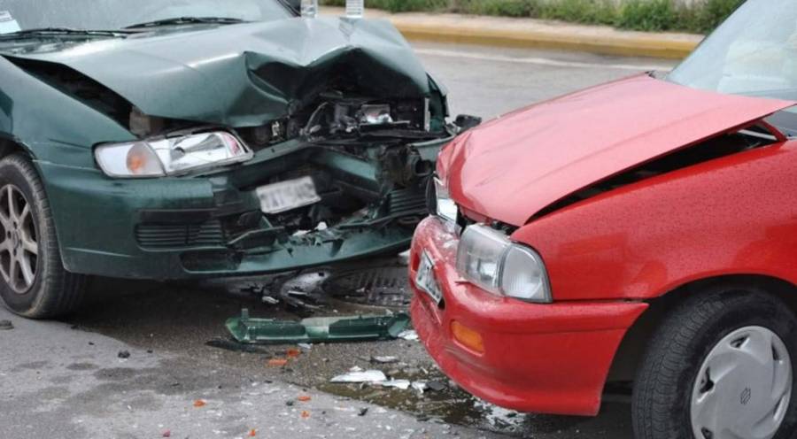 Κρήτη: Μετωπική σύγκρουση αυτοκινήτων με 5 τραυματίες – 1 παιδί (φωτό)