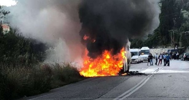 Λευκάδα: Λεωφορείο λαμπάδιασε εν κινήσει -Πρόλαβαν και βγήκαν οι επιβαίνοντες (βίντεο)