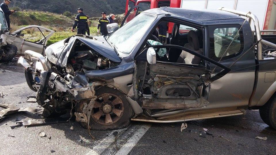 Είχαν Άγιο! Σφοδρή μετωπική σύγκρουση με τρεις τραυματίες στο δρόμο Λιβαδειάς – Αράχωβας (φώτο)