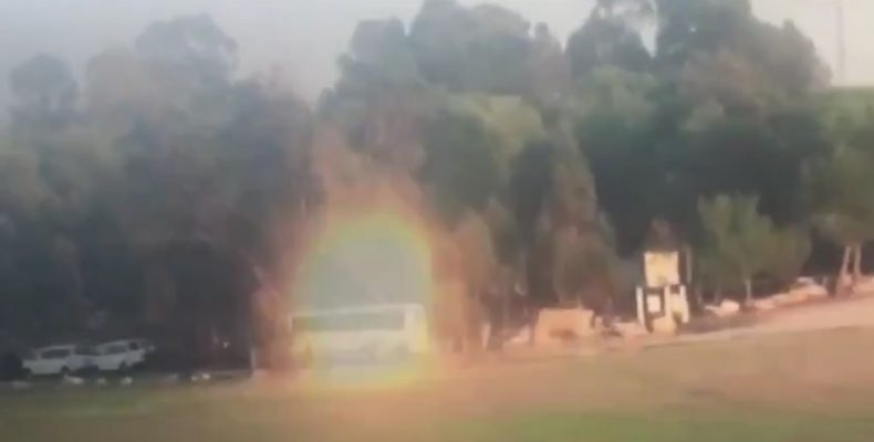 Βίντεο: Η στιγμή που το αντιαρματικό της Χαμάς πλήττει το ισραηλινό λεωφορείο