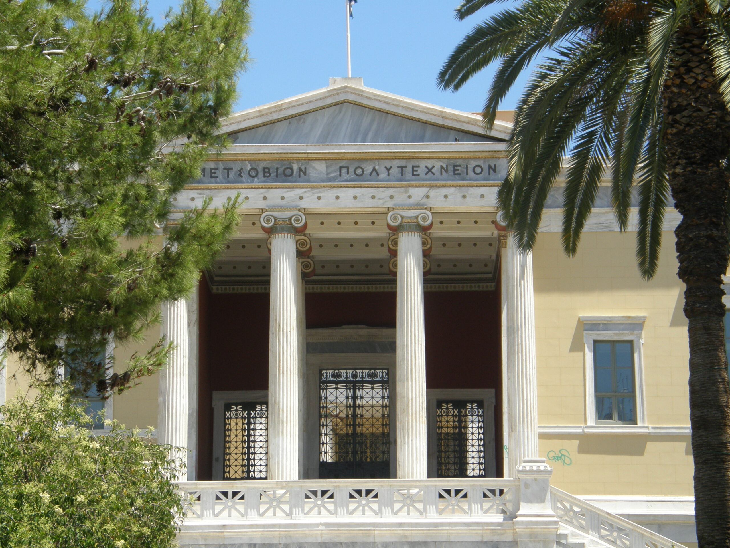 Προσπάθησαν να αναρτήσουν πανό με τη ναζιστική σημαία στο Πολυτεχνείο- Τρεις προσαγωγές