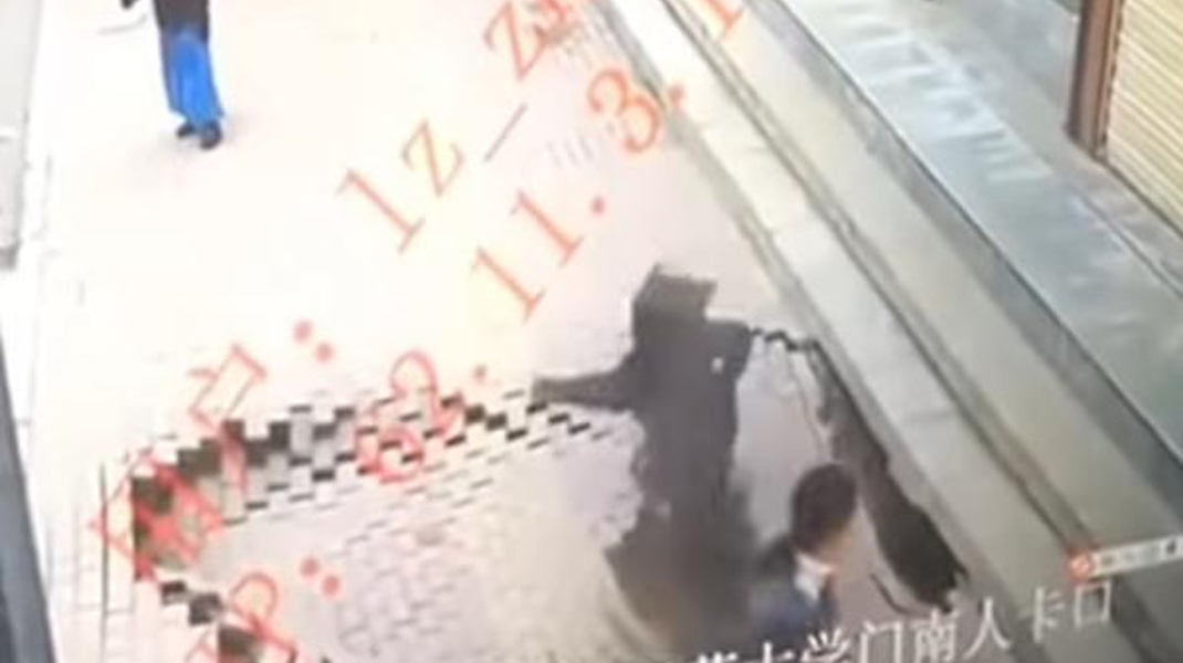 Πεζοδρόμιο «κατάπιε» γυναίκα που περπατούσε αμέριμνα (βίντεο)