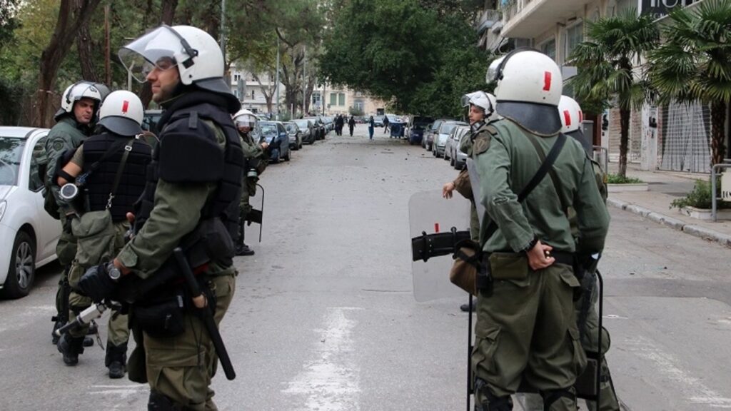 Θεσσαλονίκη: Δικαστήριο καταδίκασε αστυνομικό των ΜΑΤ για επικίνδυνη σωματική βλάβη σε διαδηλωτή