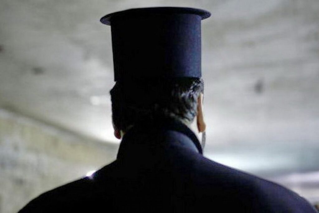 «Λύνει» τη σιωπή του ο ιερέας που χαστούκισε και δάγκωσε αστυνομικούς: «Είχα απώλεια μνήμης, δεν θυμάμαι»