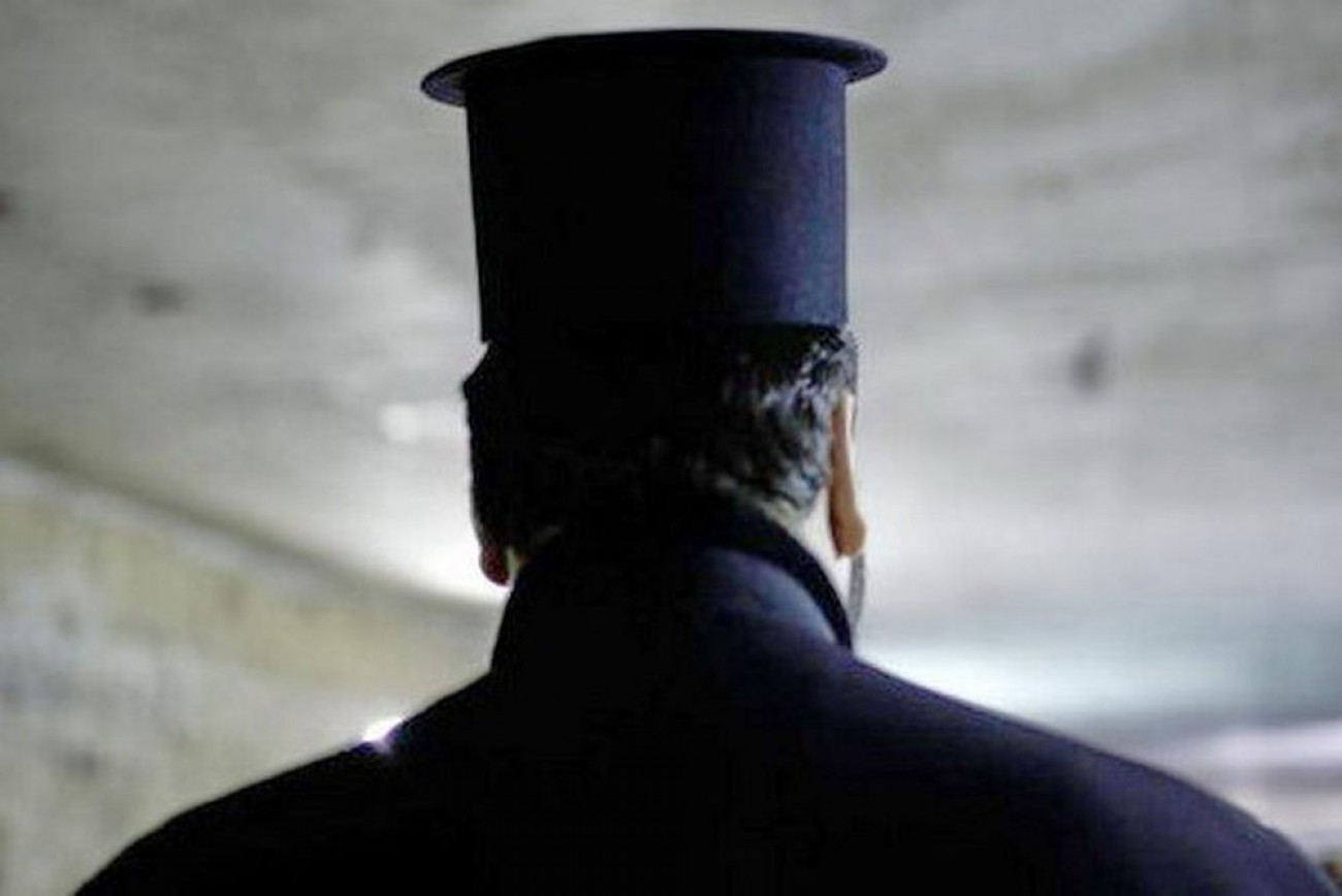 «Λύνει» τη σιωπή του ο ιερέας που χαστούκισε και δάγκωσε αστυνομικούς: «Είχα απώλεια μνήμης, δεν θυμάμαι»