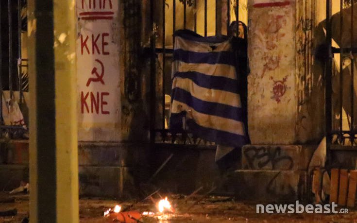 Εξάρχεια: Συνεχίζεται ο «κλεφτοπόλεμος» μεταξύ κουκουλοφόρων και Αστυνομίας