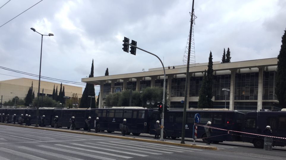 Περικυκλωμένη από κλούβες των ΜΑΤ η πρεσβεία των ΗΠΑ (φώτο-βίντεο)
