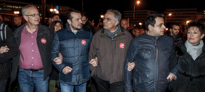 Επίθεση διαδηλωτών σε στελέχη του ΣΥΡΙΖΑ έξω από την αμερικανική πρεσβεία