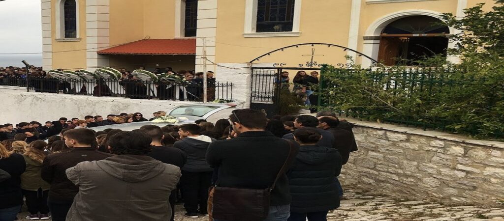 Σπαραγμός στην κηδεία του 15χρονου Νίκου στην Κυπαρισσία – Τραγική φιγούρα η μητέρα του (φώτο)