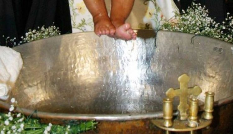 Μωρό γλιστράει από τα xέρια του παπά και πέφτει στην κολυμπήθρα! (βίντεο)