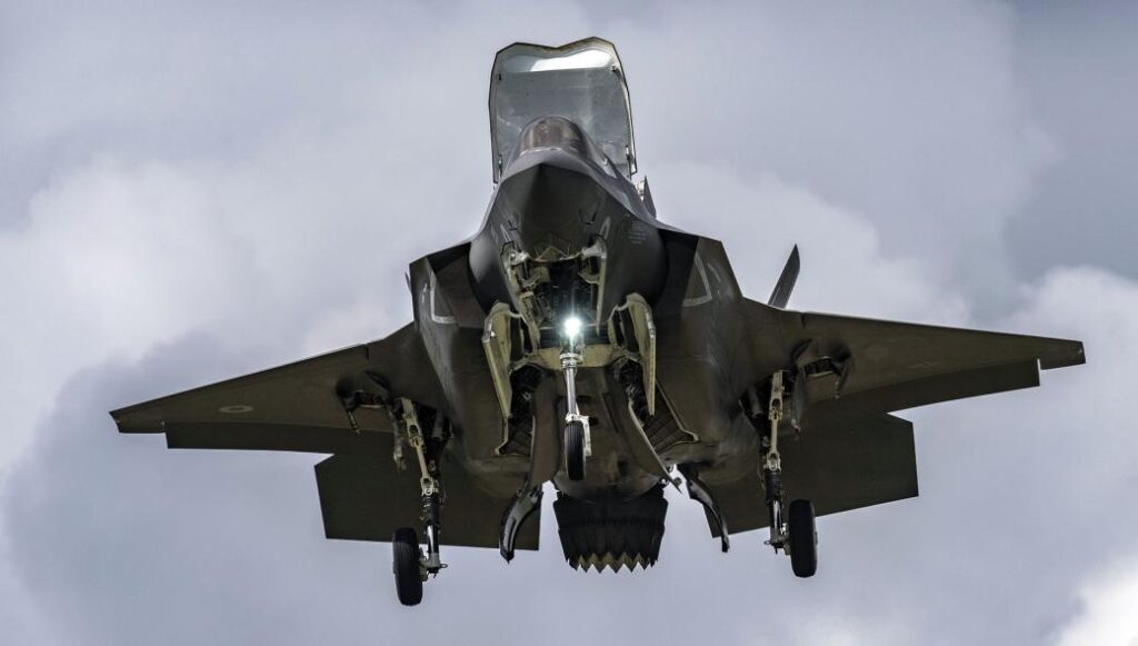 Bίντεο: F-35 προσνηώθηκε στο αεροπλανοφόρο «Queen Elizabeth»