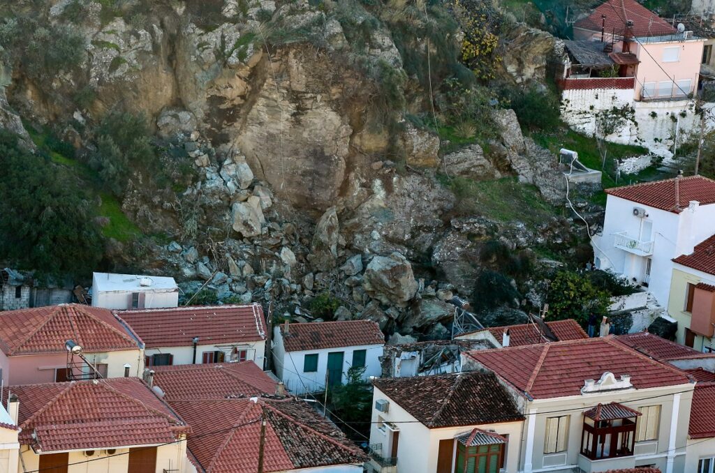 Στη Λέσβο για αυτοψία της κατολίσθησης ο καθηγητής Ευθύμης Λέκκας με επιστημονική ομάδα του ΕΚΠΑ