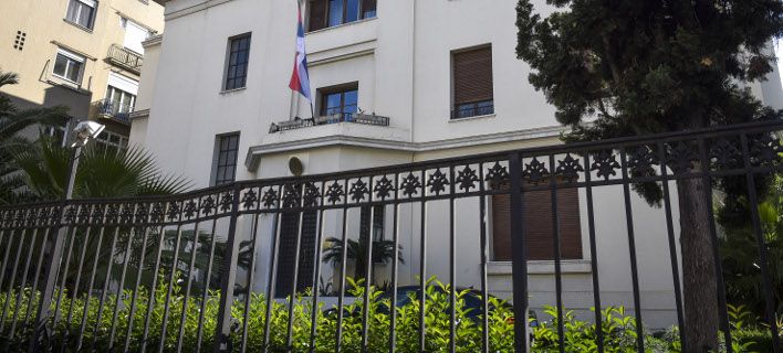 Αυτός είναι ο άνδρας που εισέβαλε στην πρεσβεία της Σερβίας- Κουβαλούσε μαζί του μαχαίρια και μπιτόνι με πετρέλαιο