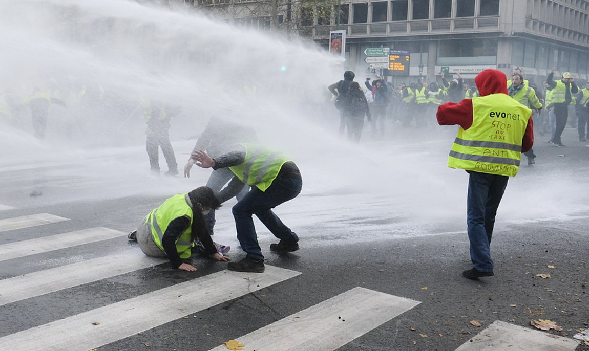 Καμένα αυτοκίνητα, βανδαλισμούς και τραυματίες «άφησαν» πίσω τους τα «Κίτρινα Γιλέκα»- ‘Εκτακτη συνεδρίαση από Μακρόν