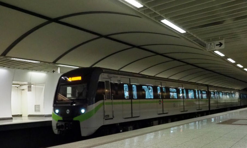 Άνδρας έπεσε στις ράγες του μετρό –  Εκτός λειτουργίας οι σταθμοί «Ευαγγελισμός» και «Μέγαρο Μουσικής»