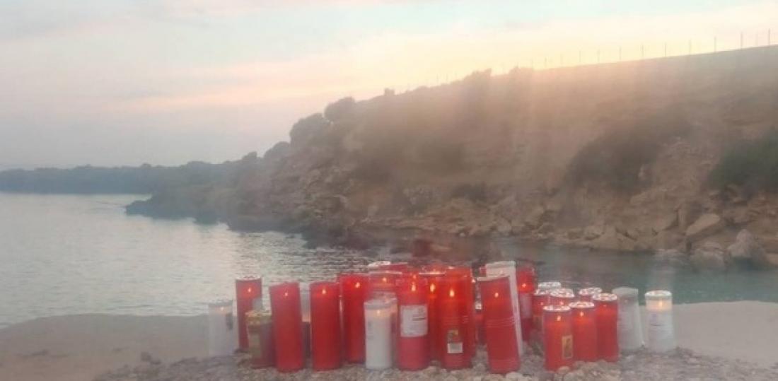 Με δάκρυα στα μάτια οι κάτοικοι της Ρόδου αφήνουν κεράκια στο σημείο που δολοφονήθηκε η άτυχη 21χρονη φοιτήτρια (φωτο)