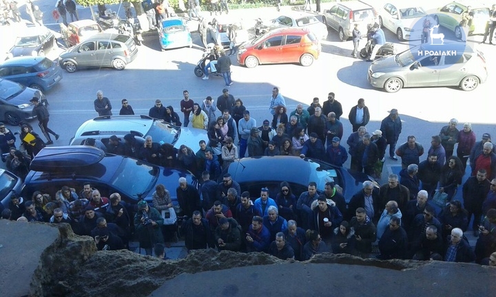 Κοσμοσυρροή έξω από το Δικαστικό Μέγαρο Ρόδου – Οργή κατά των δολοφόνων της φοιτήτριας (φωτό)