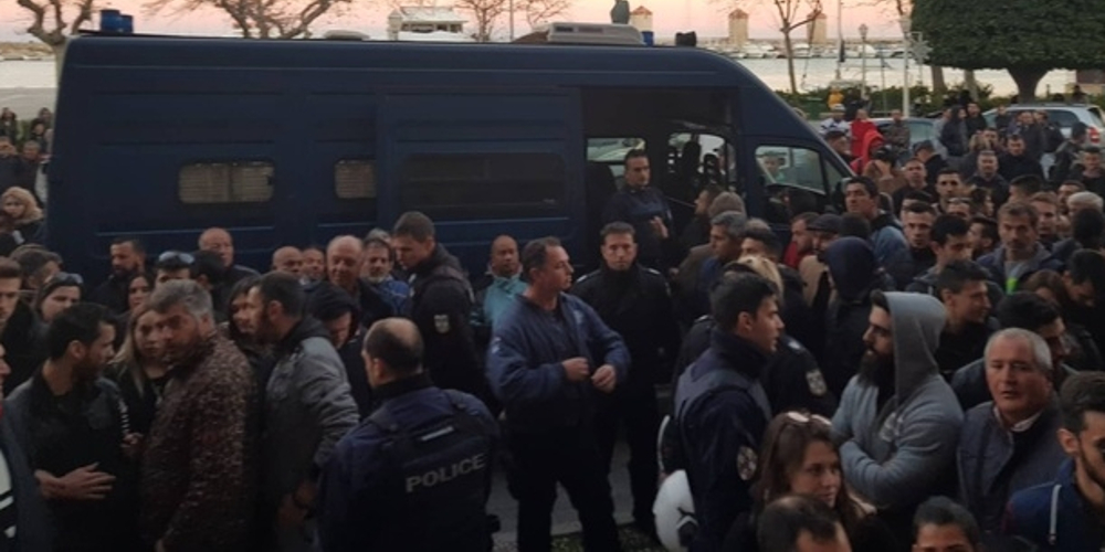 Οργισμένοι πολίτες έξω από τα δικαστήρια Ρόδου: Φυγάδευσαν τους κατηγορούμενους της δολοφονίας (φώτο)