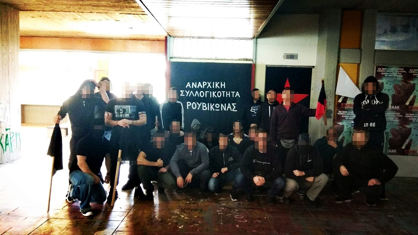 Καταστροφές στις τζαμαρίες του δημαρχείου Αλίμου προκάλεσαν το πρωί μέλη του Ρουβίκωνα