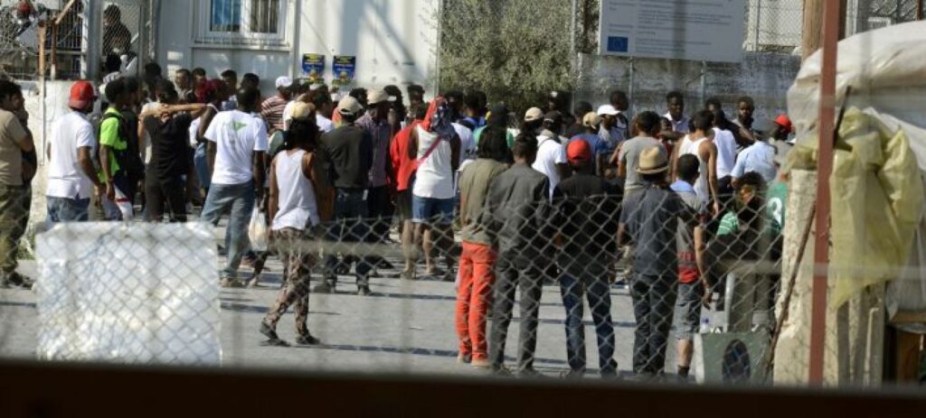 Εκρηκτική η κατάσταση στη Μόρια: Αστυνομικές δυνάμεις έχουν αποκλείσει την περιοχή – Φοβούνται εξέγερση