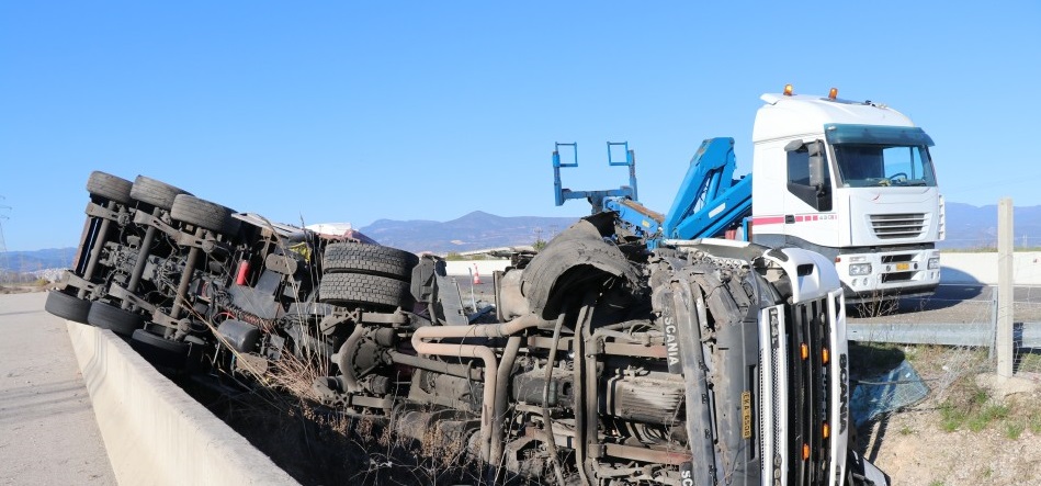 Ανατράπηκε νταλίκα στην Εθνική – Από θαύμα ζει ο οδηγός (φώτο)