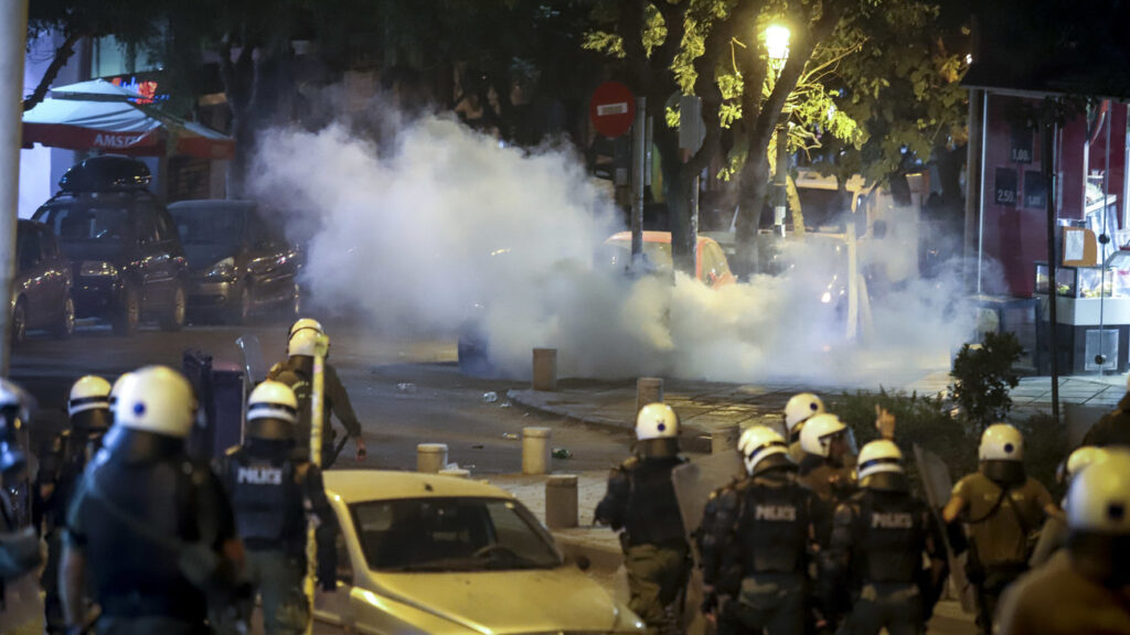 Ένταση και χημικά στο κέντρο της Θεσσαλονίκης μεταξύ διαδηλωτών και ΜΑΤ