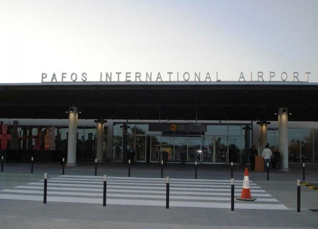 Πάφος: 67χρονη μεθυσμένη τουρίστρια έφερε τα «πάνω- κάτω» στο αεροδρόμιο- Επιτέθηκε σε αστυνομικό