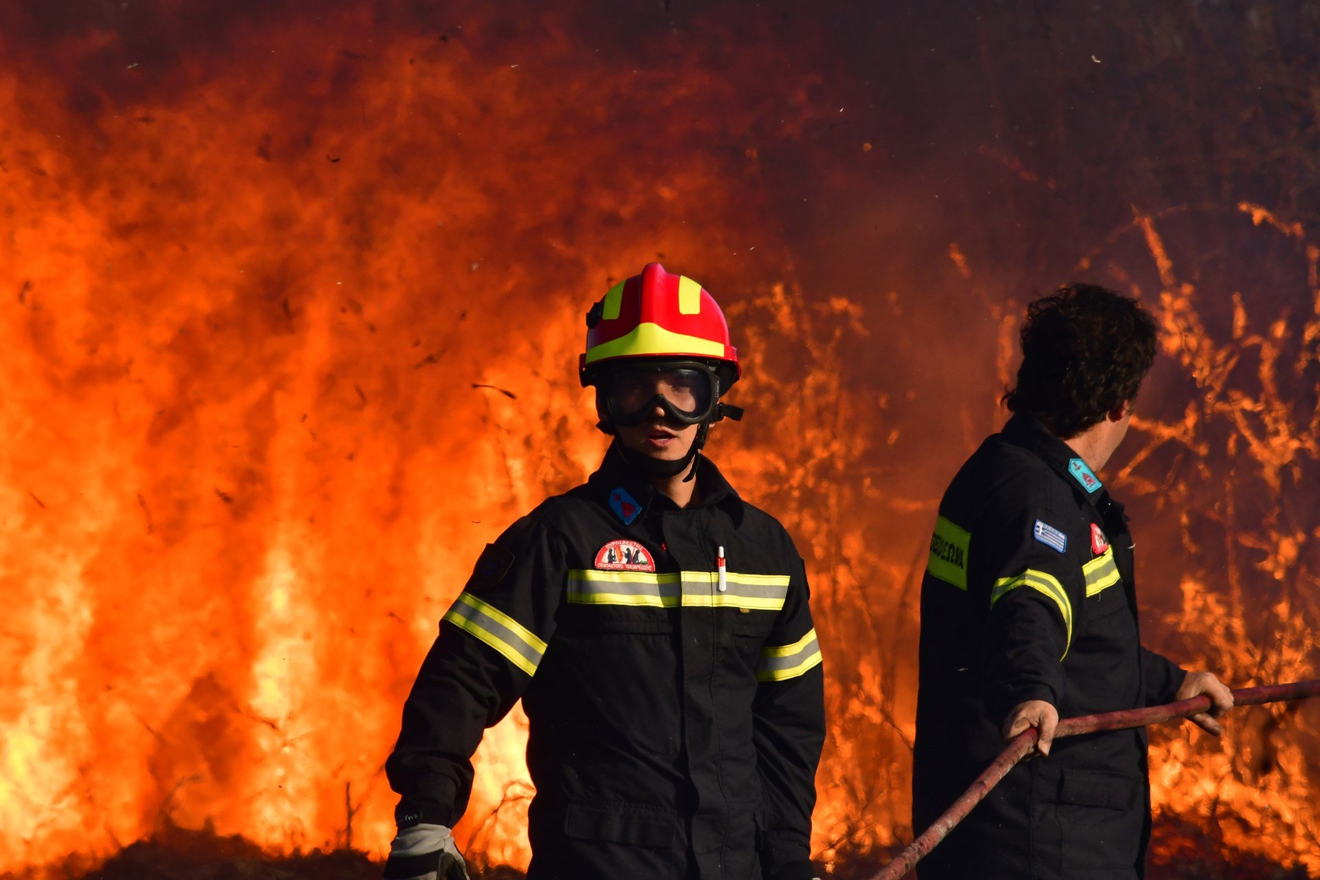 Κόρινθος: Μεγάλη πυρκαγιά κατακαίει κτίριο μεταφορικής εταιρίας (βίντεο)
