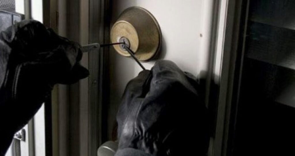 Ιερόσυλοι διέρρηξαν εκκλησίες και μαγαζιά στη Λάρισα