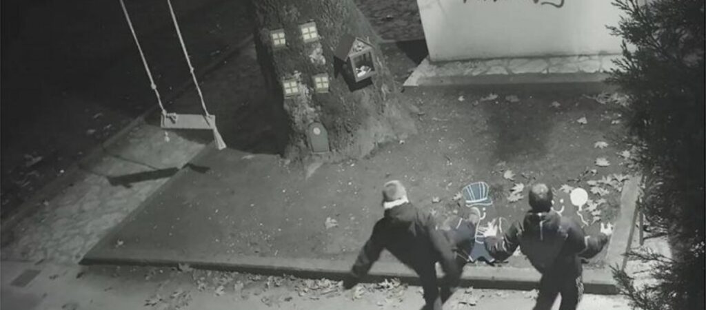 Νεαροί κατέστρεψαν τον χριστουγεννιάτικο στολισμό της πόλης των Τρικάλων – Η οργισμένη αντίδραση του Δημάρχου