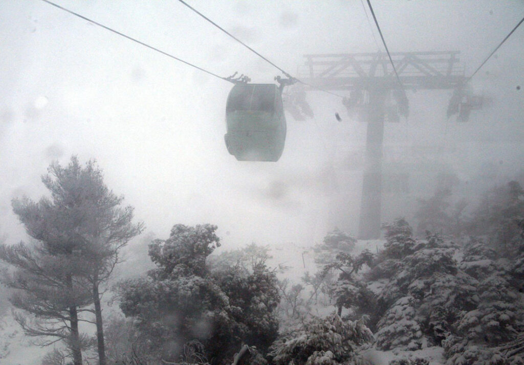 Κλειστή παραμένει η λεωφόρος Πάρνηθας- Πώς θα λειτουργήσει το τελεφερίκ