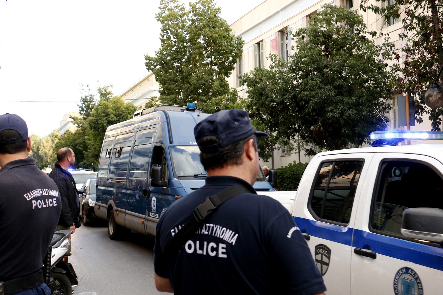 Διάλυση: Άγριος ξυλοδαρμός ιερέα από αλλοδαπούς έξω από Εκκλησία στα Πατήσια!
