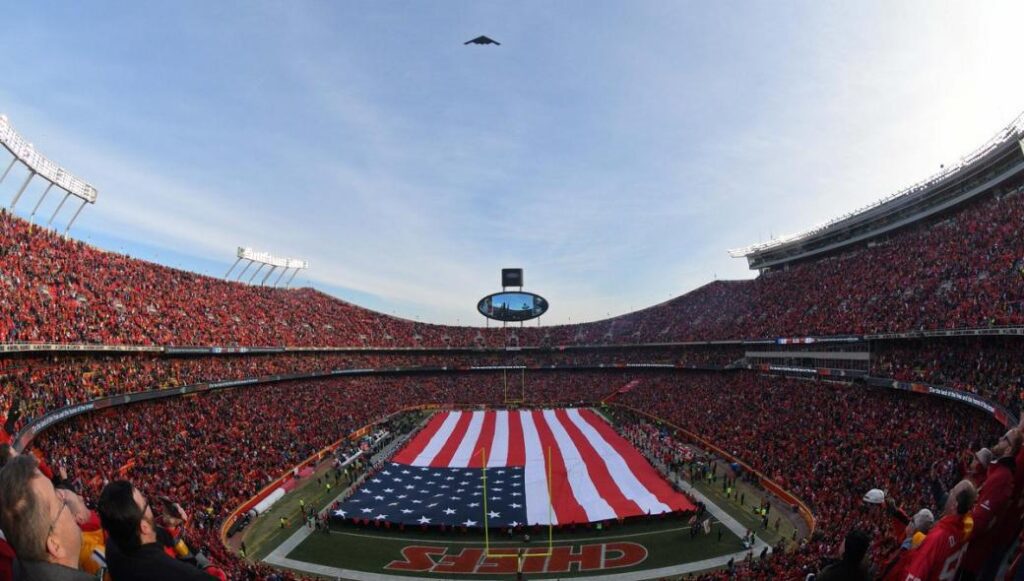 ΗΠΑ: Χαμηλό πέρασμα στρατηγικού βομβαρδιστικού B-2 πάνω από στάδιο