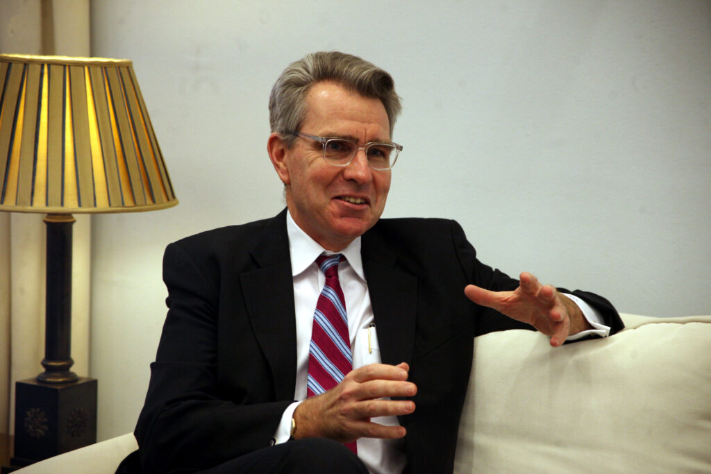 Πρέσβης των ΗΠΑ: «Καταδικάζω τον χαζό και παράλογο βανδαλισμό που έγινε το πρωί»