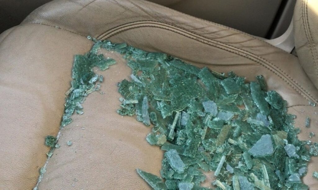 Έσπασαν το αυτοκίνητο γνωστού Έλληνα τραγουδιστή – Η έκκληση μέσω social media (φώτο)