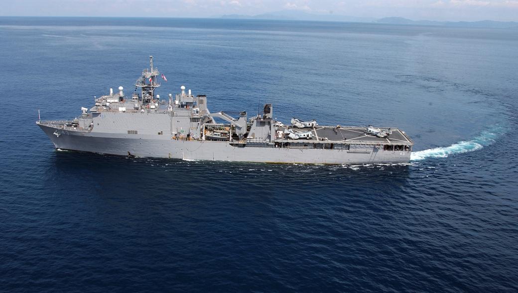 Ρωσικό πολεμικό παρακολουθεί στενά το  USS “Fort McHenry” στην Μαύρη Θάλασσα