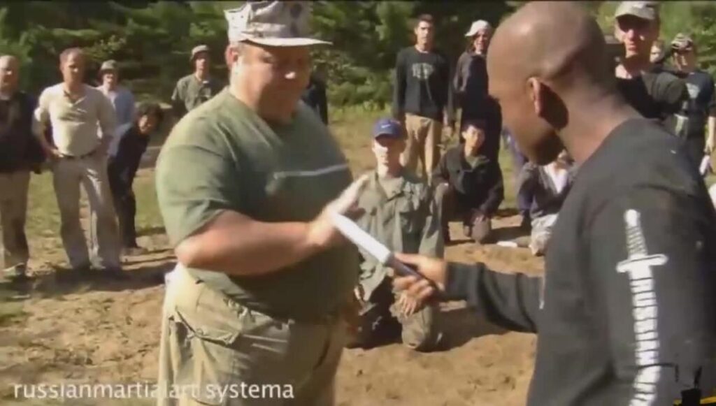 Mikhail Ryabko: Ο εκπαιδευτής των Spetsnaz δείχνει αυτοάμυνα απέναντι σε μαχαίρι (βίντεο)