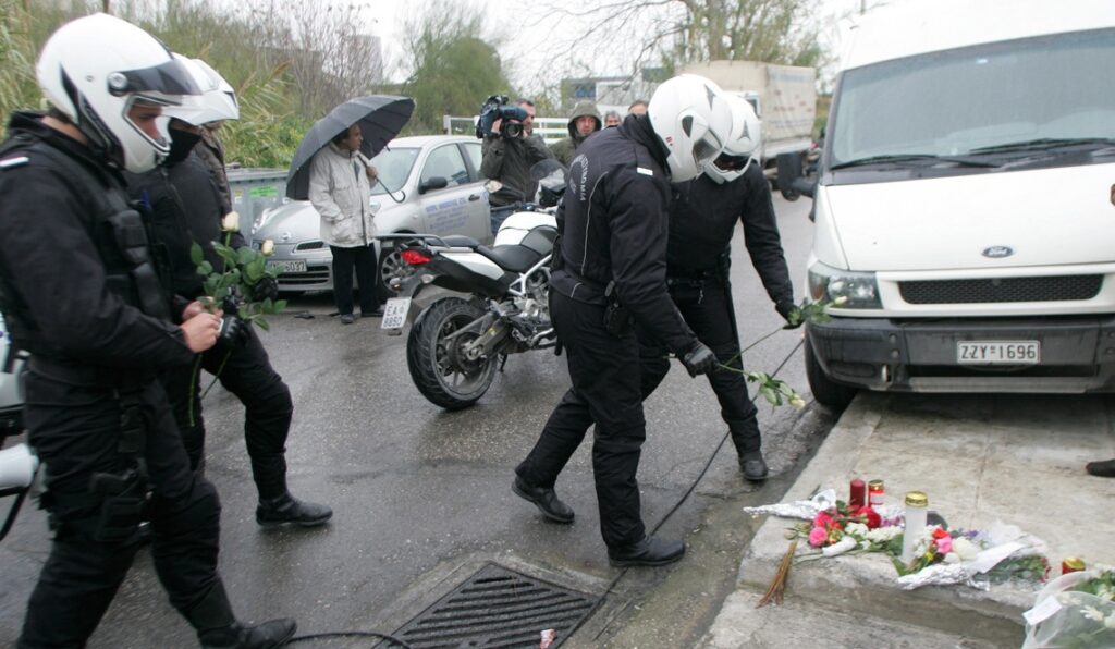 Απονομή μεταλλίου ανδραγαθίας σε αστυνομικούς 8 χρόνια μετά τον θάνατό τους σε συμπλοκή με αλλοδαπούς