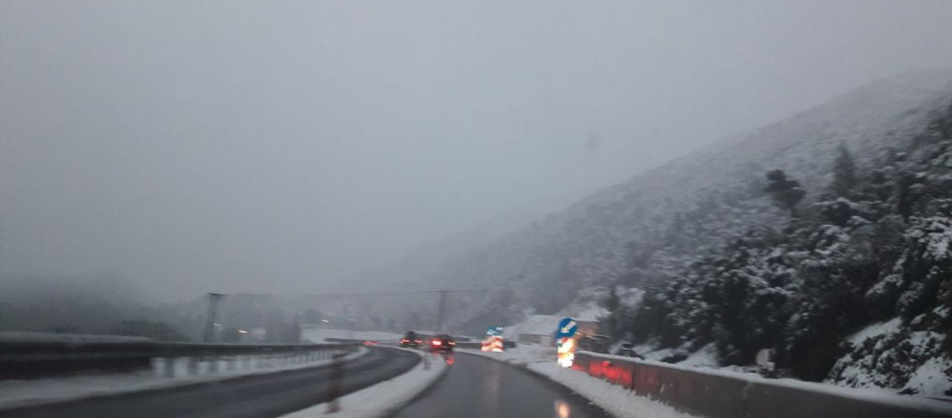 Επί ποδός η Πυροσβεστική λόγω κακοκαιρίας: 100 κλήσεις για βοήθεια- 40 οδηγοί απεγκλωβίστηκαν από τα αυτοκίνητα τους