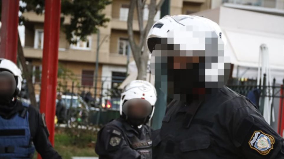 Τι άλλο θα δούμε ακόμη; Αστυνομικός και σωφρονιστικός υπάλληλος πιάστηκαν στα χέρια!