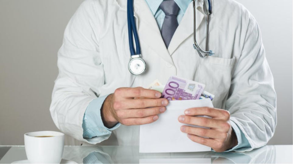 Ελεύθερος με εγγύηση ο γυναικολόγος που κατηγορείται για «φακελάκι»
