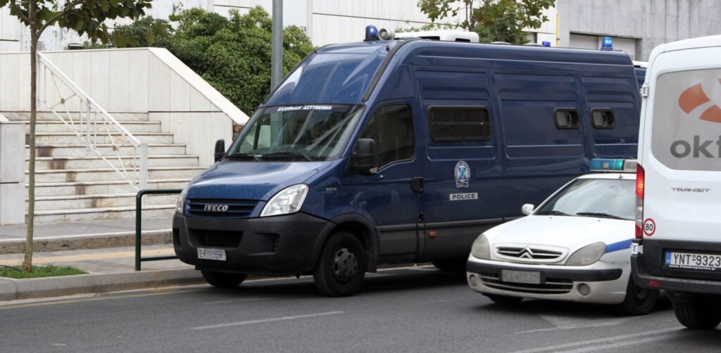 Βίντεο: Έτσι απέδρασαν οι αλλοδαποί «οικονομικοί μετανάστες» από το Μεταγωγών – Ξυλοκόπησαν και Αστυνομικό