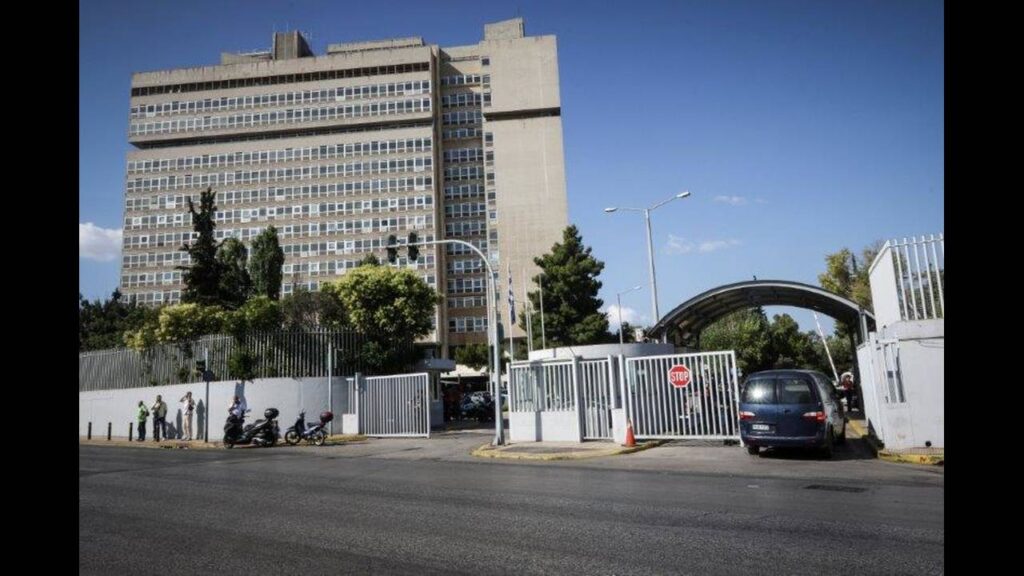 Συγκέντρωση διαμαρτυρίας από εκπαιδευτικούς έξω από το υπουργείο Προστασίας του Πολίτη