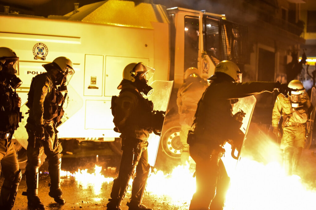 Επίθεση με βόμβες μολότοφ εναντίον διμοιρίας των ΜΑΤ στα Εξάρχεια