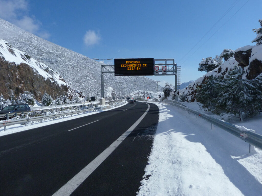 Κλειστή η Κορίνθου-Καλαμάτας λόγω της πυκνής χιονόπτωσης – Ανά λίγη ώρα δίνεται στην κυκλοφορία μόνο με χρήση αλυσίδων