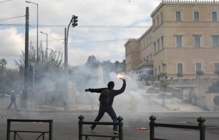 Ένταση και χημικά στην πορεία των εκπαιδευτικών στο κέντρο της Αθήνας