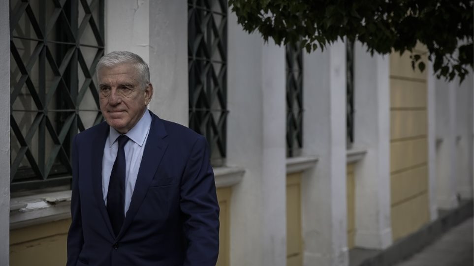 Ο Παπαντωνίου διαψεύδει ότι προσπάθησε να μπλοκάρει την άρση απορρήτου του τραπεζικού του λογαριασμού